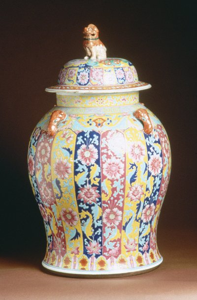 Pot couvert avec décoration émaillée famille rose, 1800-50 - Chinese School